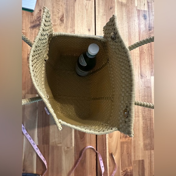 Elegant Tan Woven Tote Bag/ NWOT - Picture 6 of 9